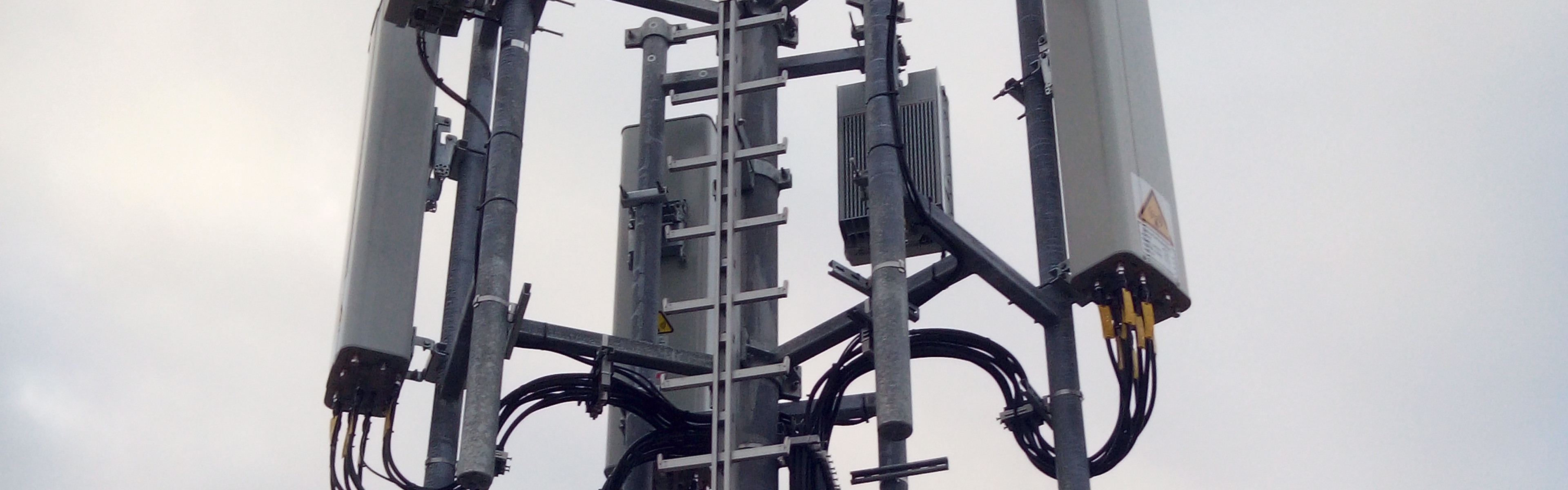 Fotografie koruny telekomunikační věže